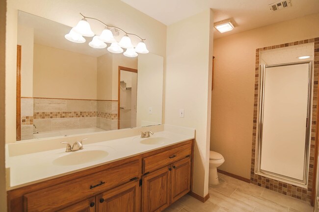 Building Photo - 6000 SE 86th St