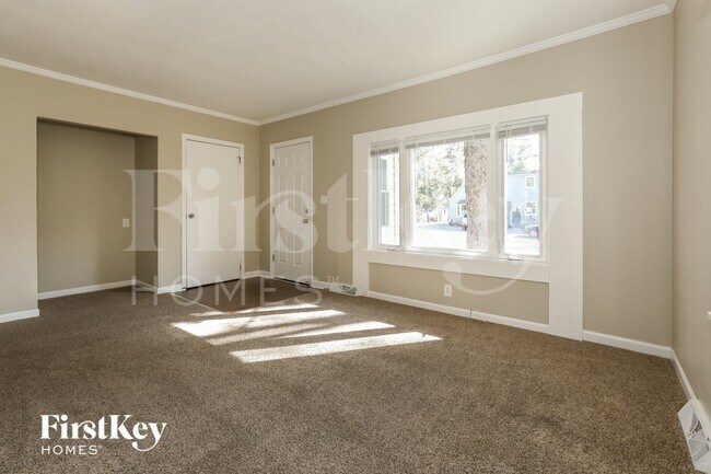 Building Photo - 14 E Willow Dr