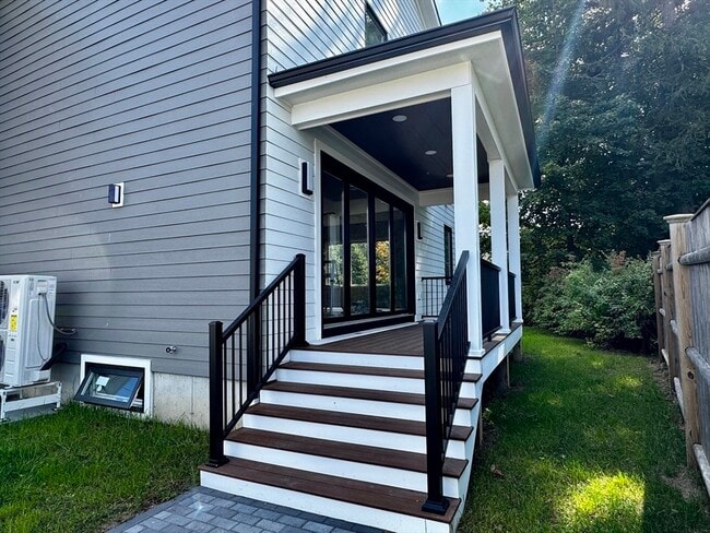 Building Photo - 12 Linden St