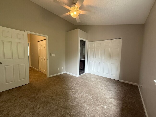 Building Photo - Two Bedroom Townhome located on Golf Course