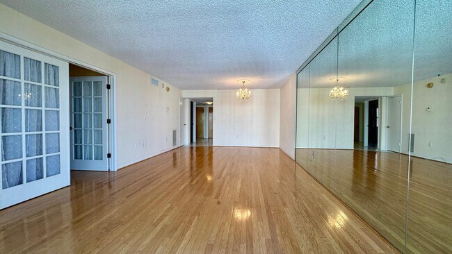 Building Photo - 3100 NE 48th St