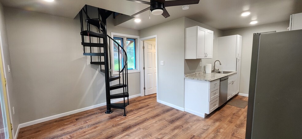 Living Room looking towards bathroom door - 1120 Eagle View Dr