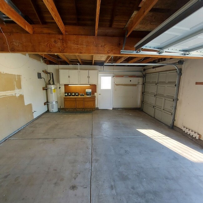 Building Photo - Nice 3bed and 2 bath home; excellent Roseville location