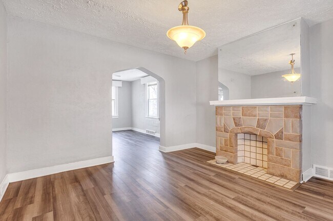 Building Photo - Newly Renovated 4 Bedroom Home in West Lib...
