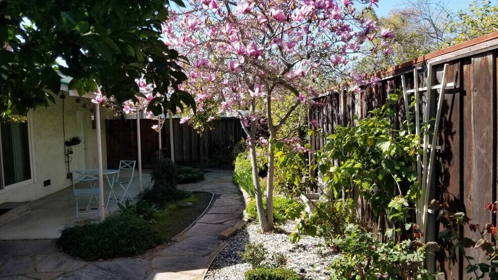 Building Photo - 2221 Homewood Dr