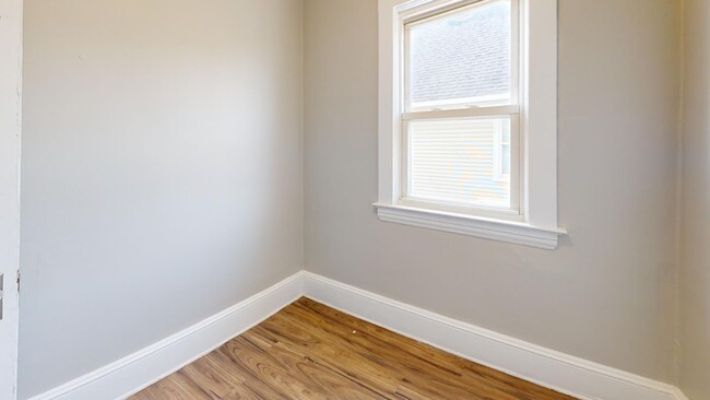 Building Photo - Lease to own! 5 bedroom/1 bath, Old Brooklyn.