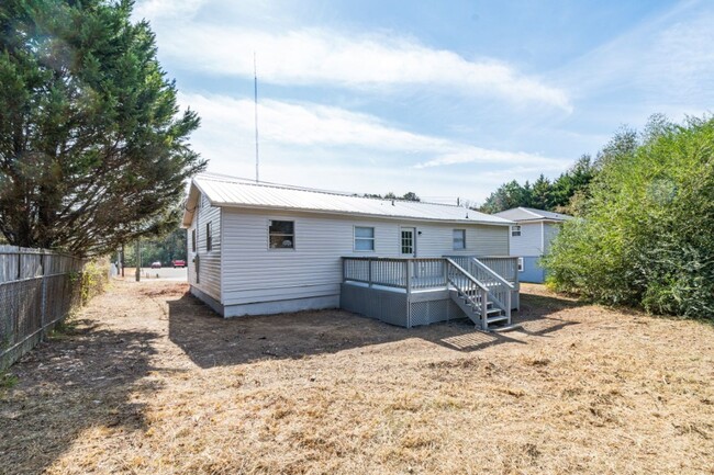 Building Photo - Hidden Gem with Tons of Space and Modern U...