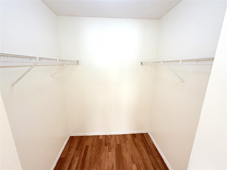 Building Photo - 1203 N Benoist Farms Rd