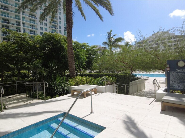 Building Photo - 950 Brickell Bay Dr