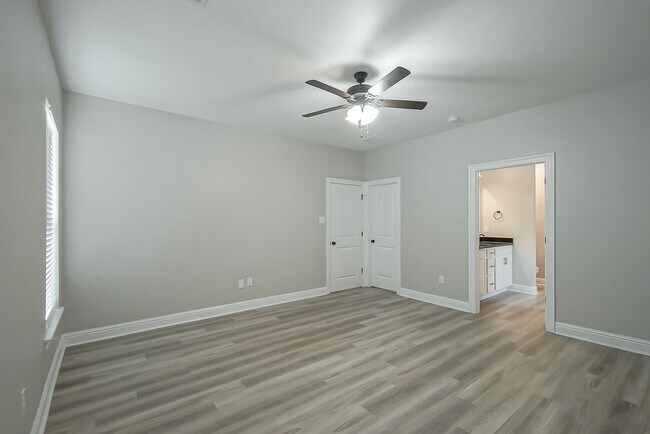 Building Photo - 7126 Kenilworth Crossing Ave