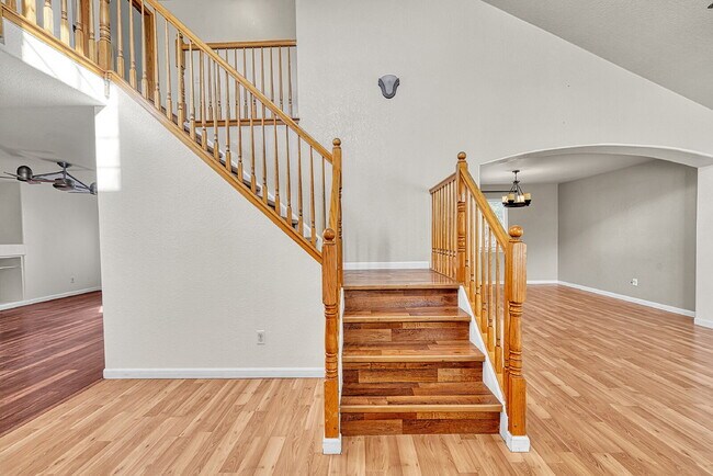 Building Photo - $3,400 - 5 Bed, 3.5 Bath Home in Aurora with in unit Laundry and Fenced in Yard!