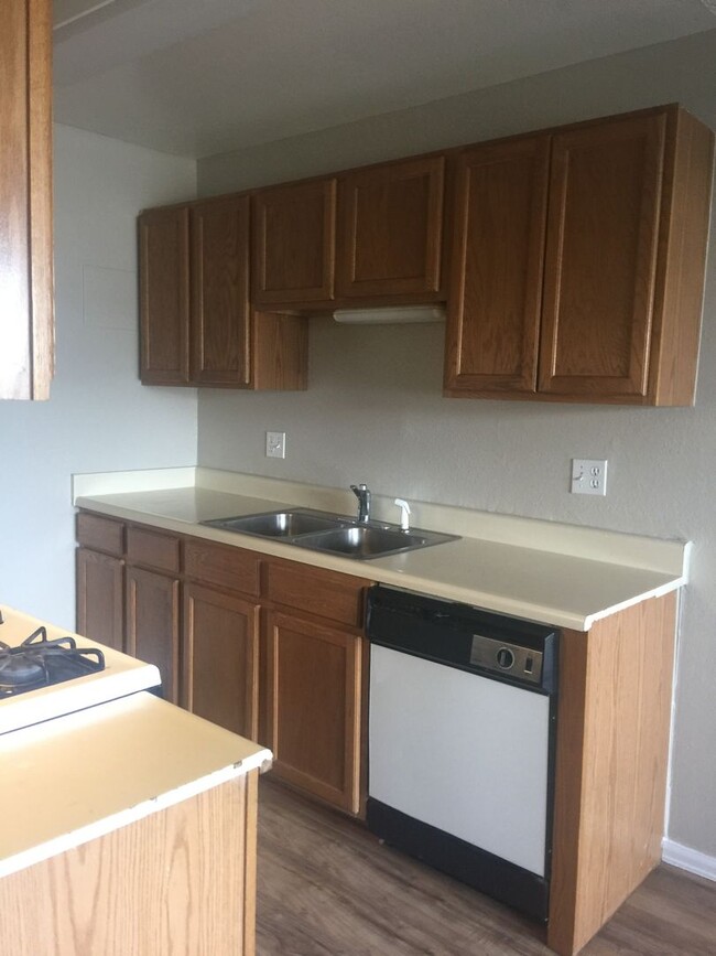 Building Photo - 1 Bed, 1 Bath Condo Available in High Holl...