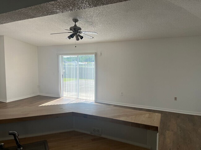 Building Photo - 3 BR/2BA $1950 Middleburg