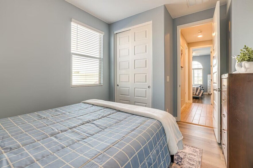 Building Photo - 417 E Emerald Dr