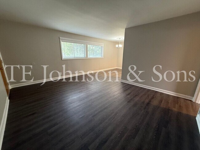 Building Photo - 2 Bedroom Salem View Apartment!
