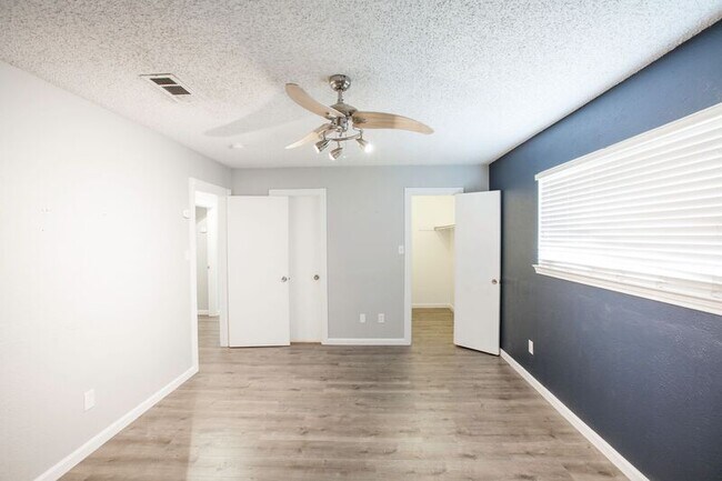 Building Photo - 1535 Rocky Point Dr