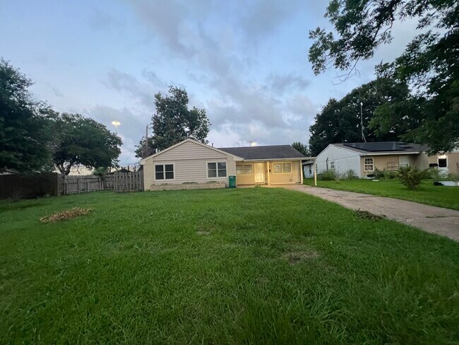 Building Photo - 317 Parkwood Dr