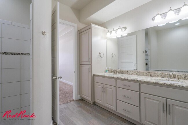 Building Photo - Pet Friendly 4 Bedroom Home! Internet Incl...