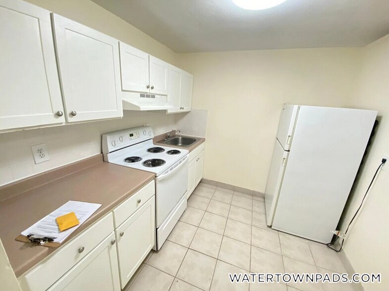 Building Photo - 24 Whites Ave