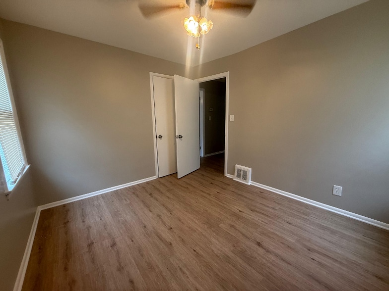 Building Photo - 13583 Shady Oak Blvd