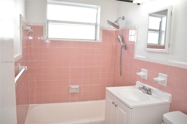 Building Photo - 633 NW 6th Ct