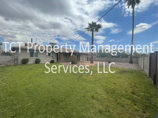 Building Photo - Spacious Open Concept 3 bedroom, 2 bath Ho...