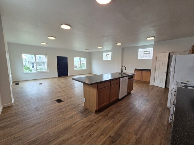 Building Photo - 2 Bedroom 1 Bathroom - Single Floor Living