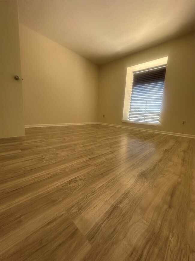 Building Photo - 8421 Hearth Dr