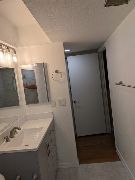 Building Photo - 122 S Hardy Dr