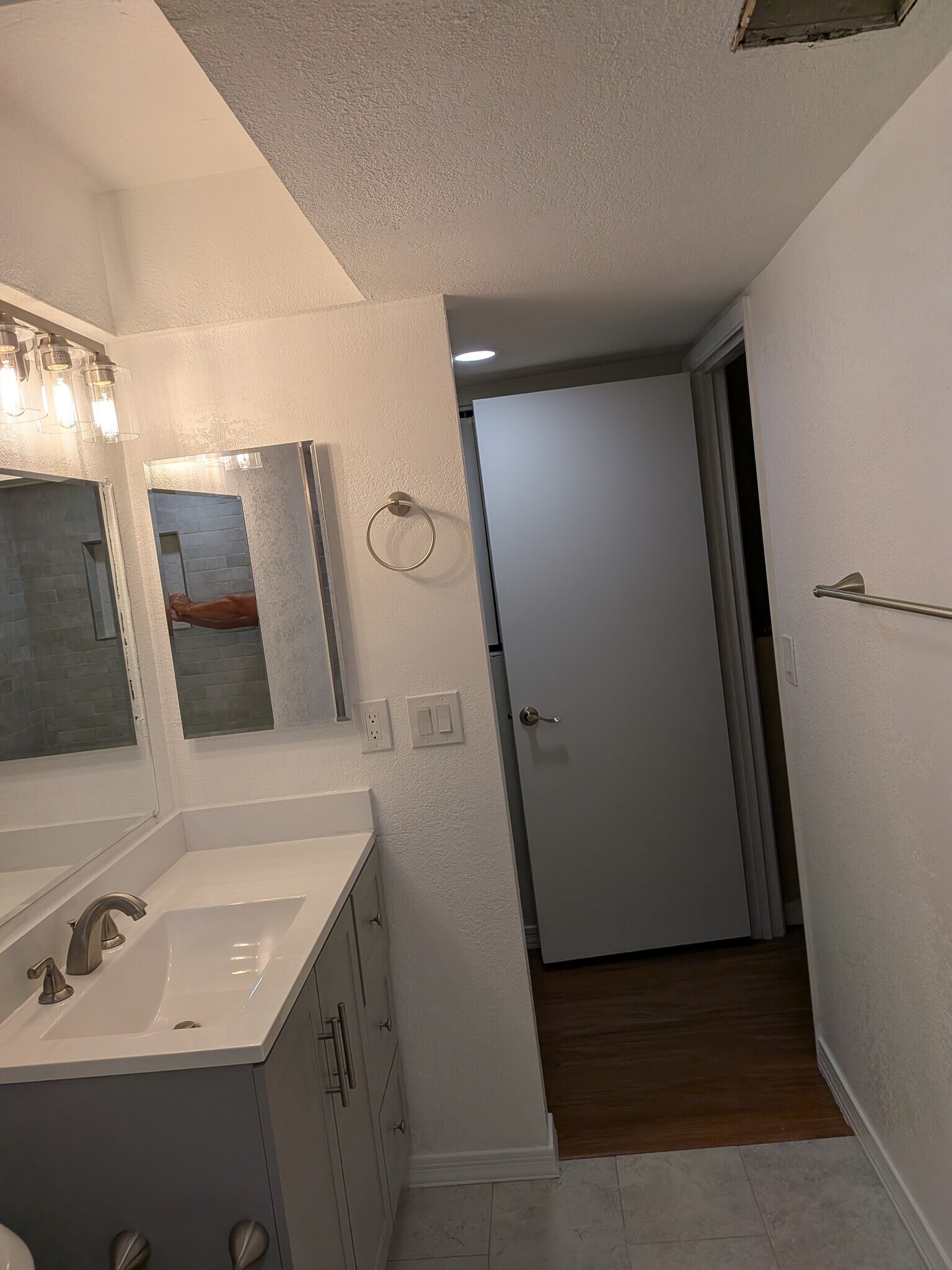 Building Photo - 122 S Hardy Dr