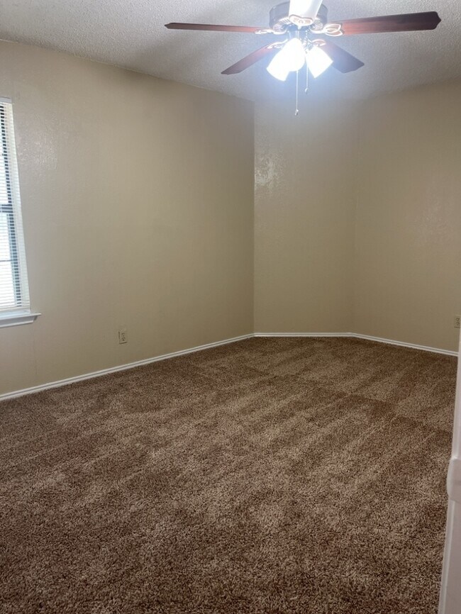 Building Photo - Townhouse! 2 bedroom 2.5 bath 2 car garage!