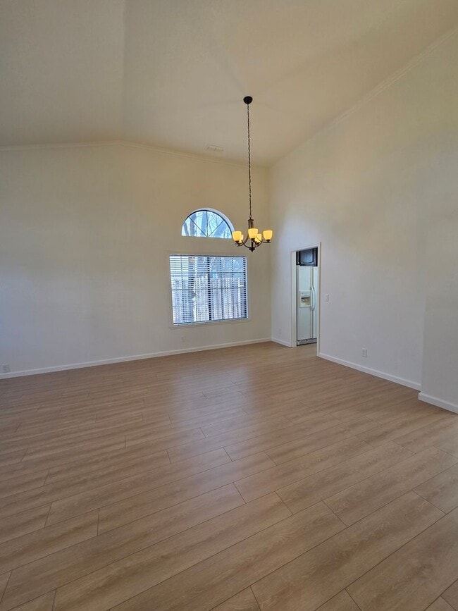 Building Photo - Super clean! 3 Bdrm, 2 Bath near Lembi Park