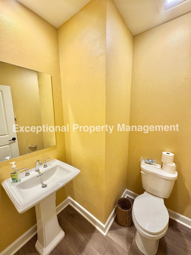 Building Photo - Ready to move in 3 bed 3 bath home!