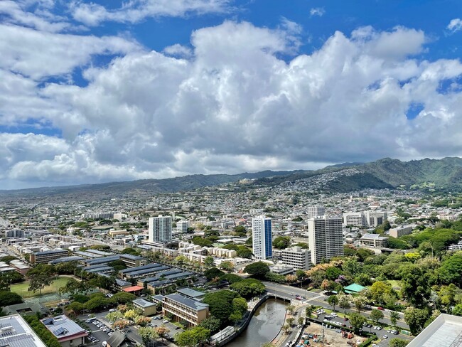 Building Photo - Penthouse Unit in Downtown Honolulu – 2 Be...