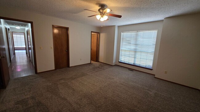 Building Photo - Wonderful 2 Bedroom Duplex In Bethany Ok.  $1250 Per Month!