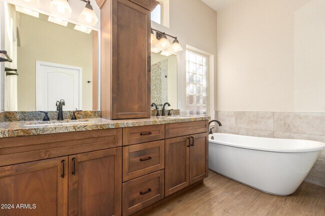 Building Photo - 7438 E Sand Hills Rd