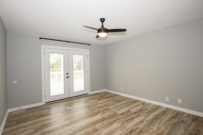 Building Photo - Gorgeous Fully Renovated 3 bedroom home in the Heart of Whispering Pines