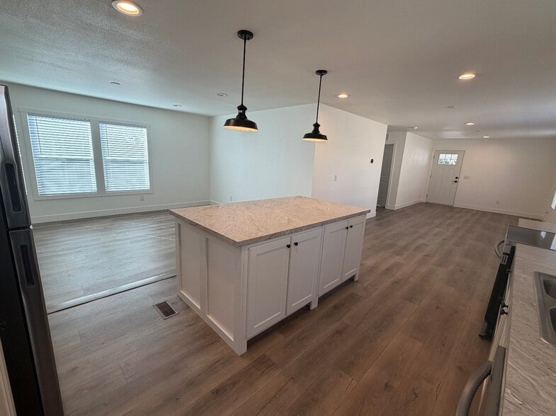 Building Photo - 501 E Ray Rd