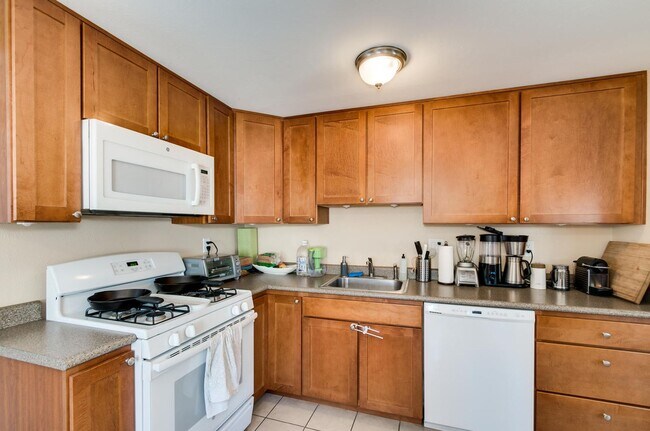 Building Photo - Roomy Sunnyside Duplex with Finished Basement in a Prime Location