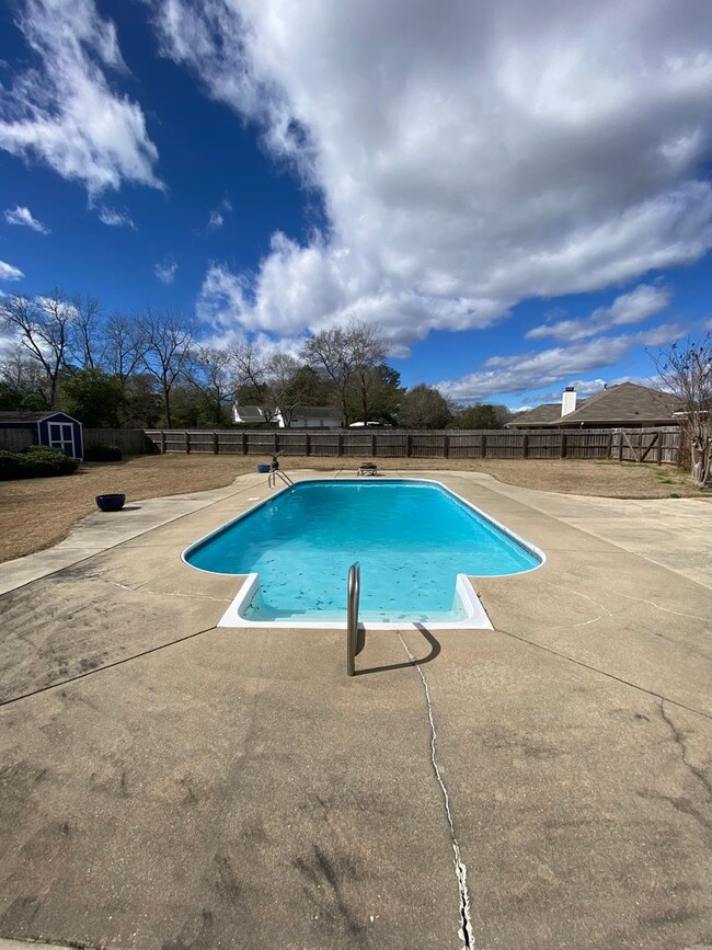 Building Photo - Upscale rental with a pool!