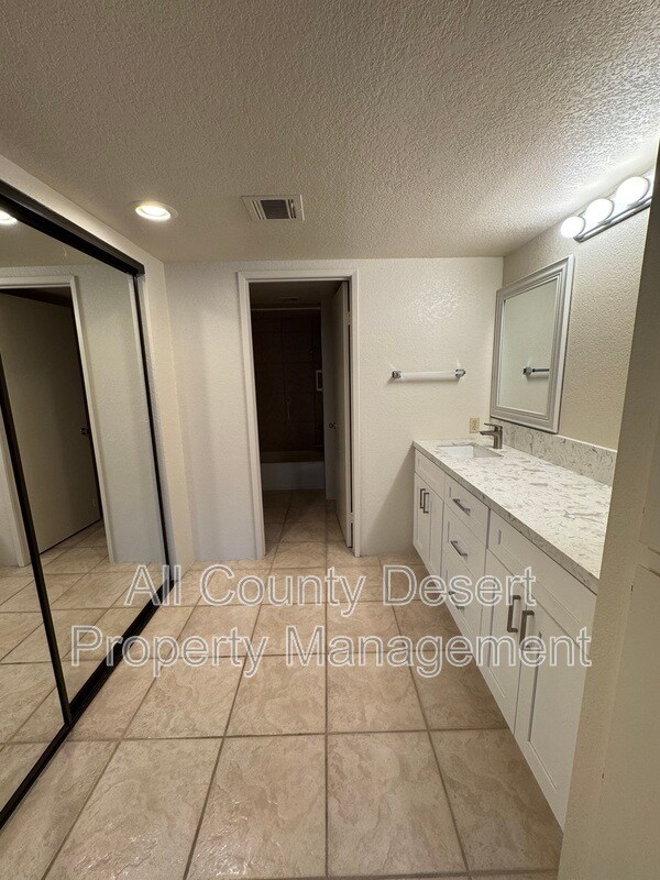 Building Photo - 2701 E Mesquite Ave