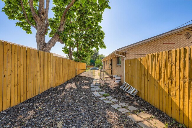 Building Photo - Evolve Real Estate: Charming 2 Beds/1 Bath...