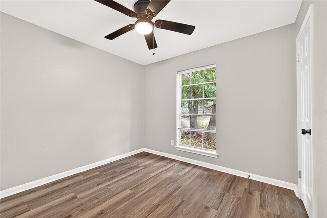 Building Photo - 3318 Kentwood Dr