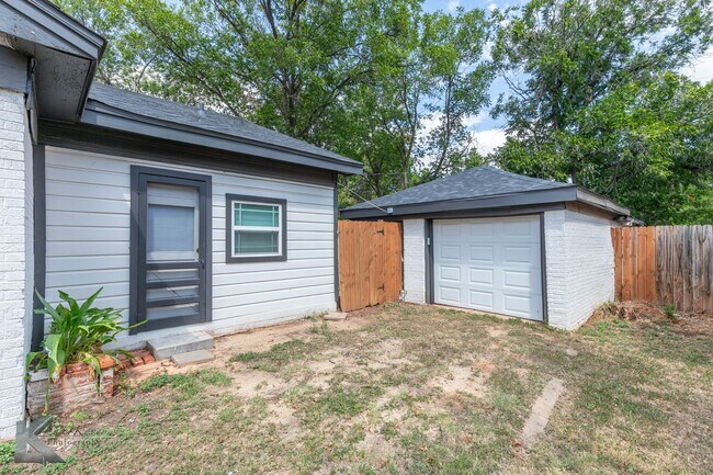 Building Photo - XL HOME!  3 bed, 1 bath, LOTS OF ROOM!