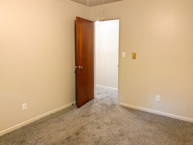 Building Photo - 2 bed / 1 bath duplex in country setting