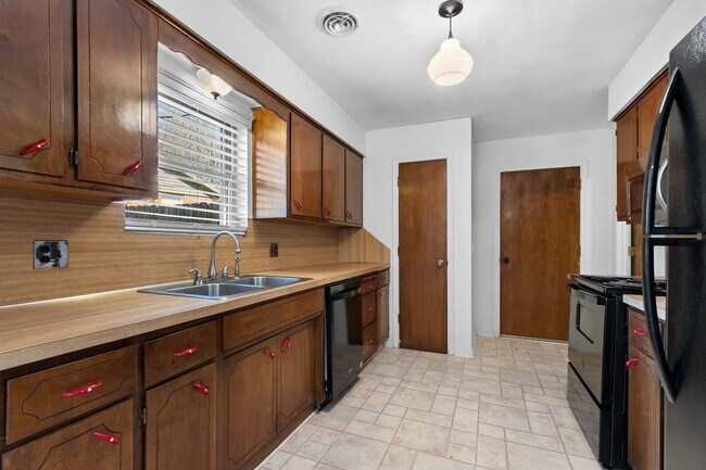 Building Photo - Beautiful Home in Springdale with Sunroom!