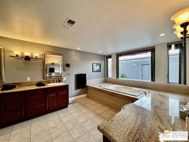 Building Photo - 515 Desert Lakes Dr