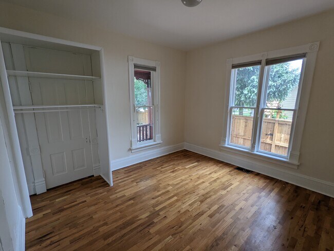 Building Photo - 1804 Mapleton Ave