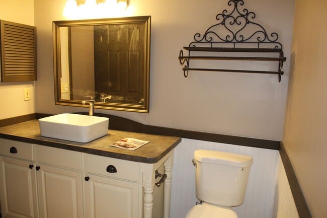 Building Photo - 2 bed 2 bath condo