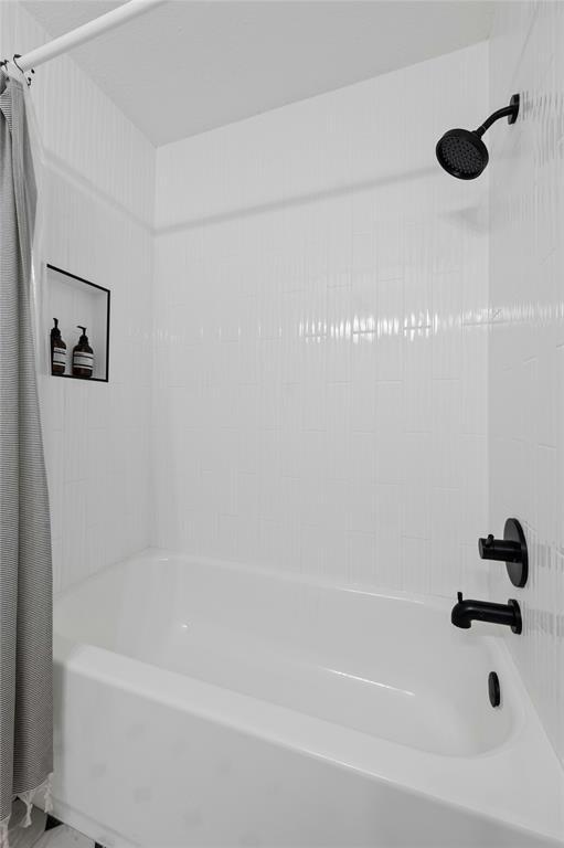 Building Photo - 8303 Los Ranchos Dr